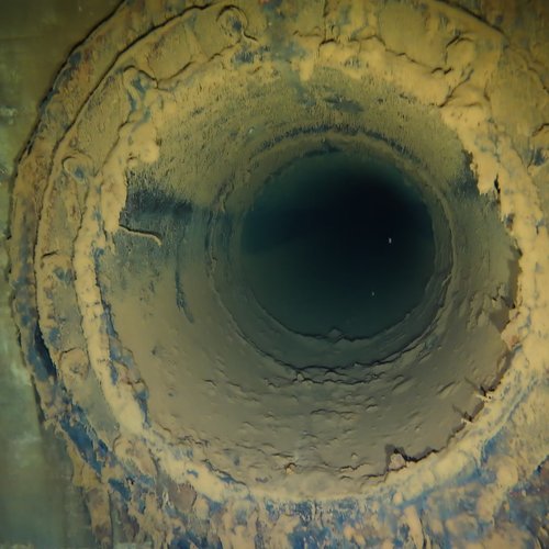 Sprinklertank-Inspektion: Betontank, 15 Jahre – Ablauf Flansch Schwere Kalkablagerungen Bodensicht