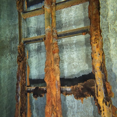 Sprinklertank-Inspektion: Betontank, 15 Jahre – Inspektions Aufnahme Stahlroehre Schwere Korrosion