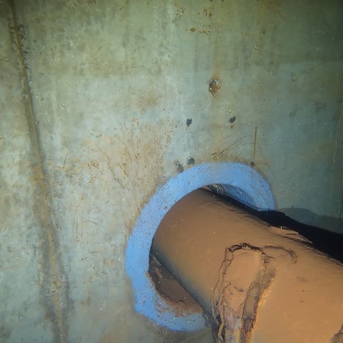 Sprinklertank-Inspektion: Betontank, 15 Jahre – Inspektionsbefahrung Rohrschelle Kunststoff Korrodiertes Rohr Kalkablagerungen