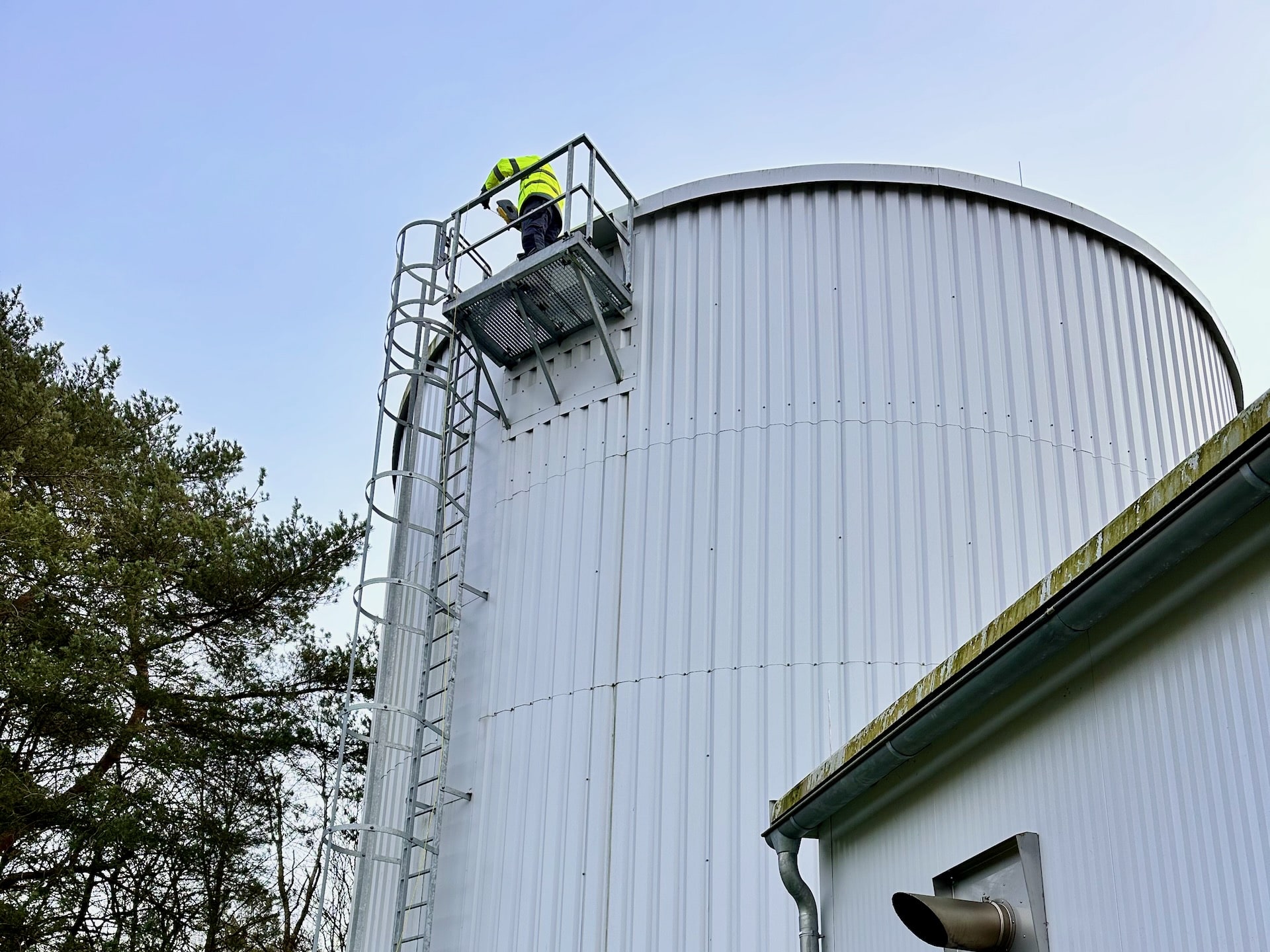 Sprinklertank-Inspektion: Mitarbeiter Steht Oben Auf Stahltank